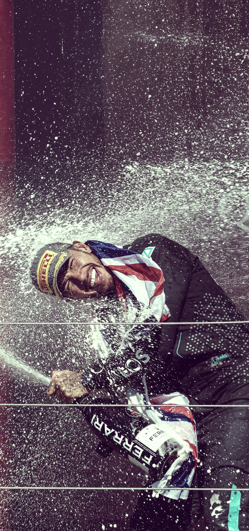 英国游泳选手实现突破，庆祝胜利