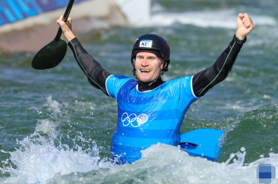 英国游泳选手实现突破，庆祝胜利