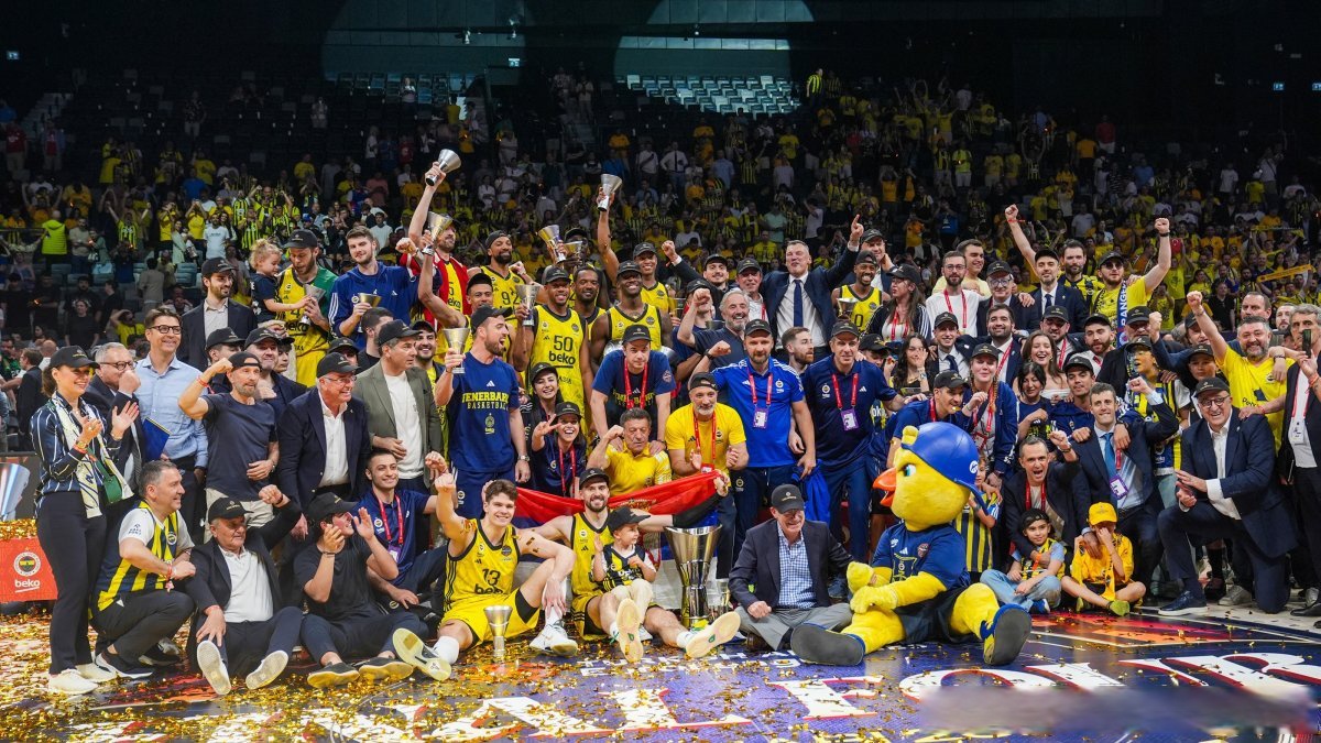 巴西代表团斩获篮球比赛胜利