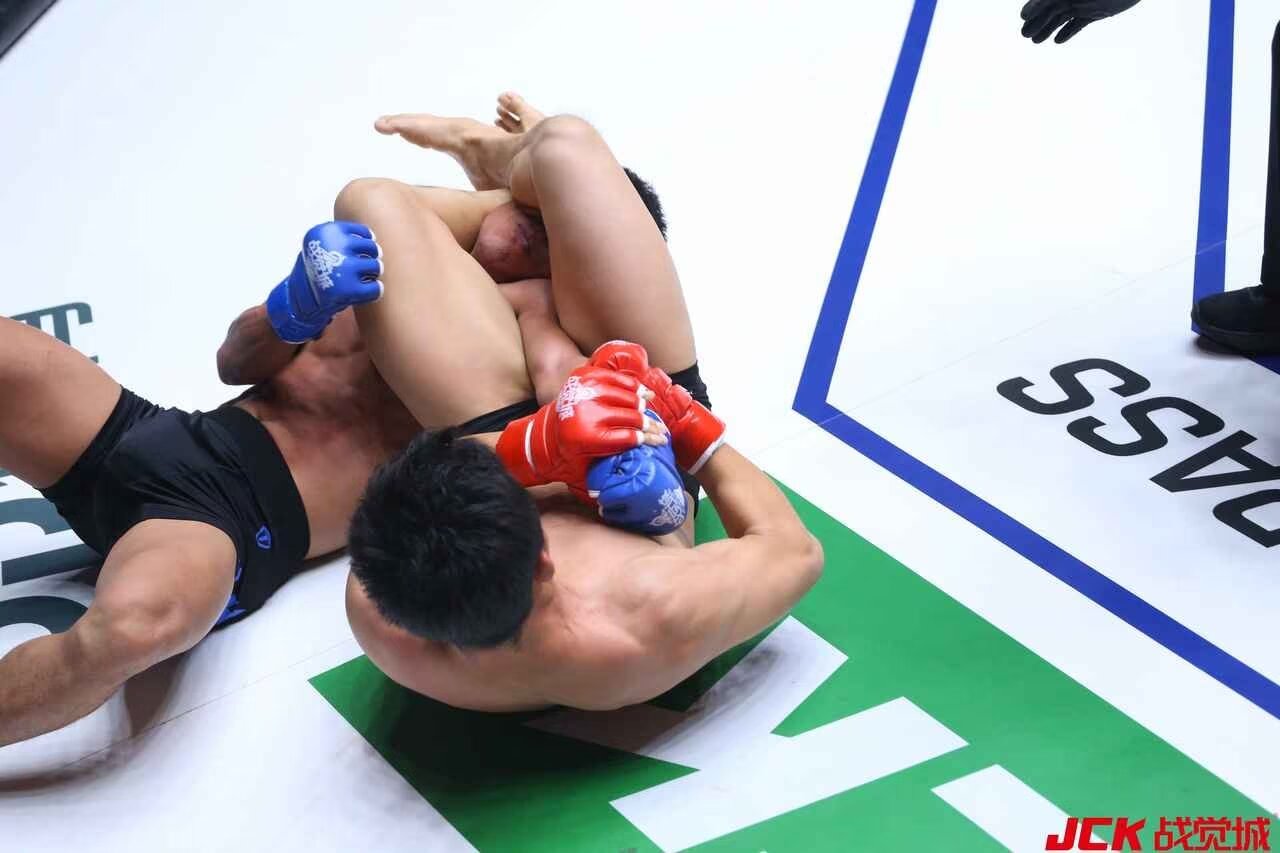 关于泰拳比赛尽展激情，选手奋力进攻的信息