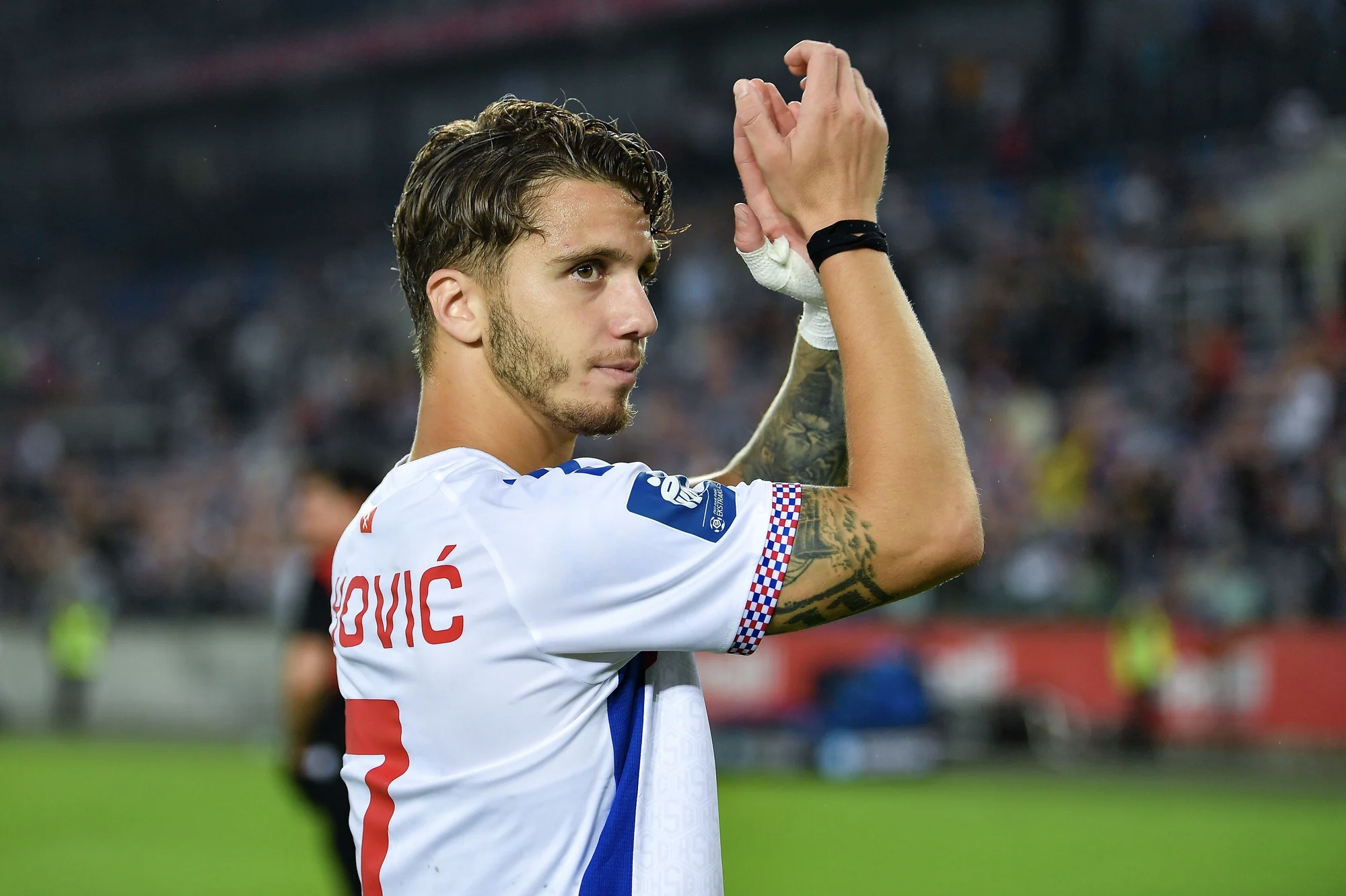 关于佛罗伦萨前锋切里尼致胜破门,球队晋级八强的信息 关于佛罗伦萨前锋切里尼致胜破门,球队晋级八强的信息