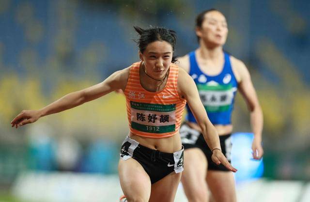 包含短跑项目夺冠选手金光闪闪，富丽堂皇耀眼生辉的词条