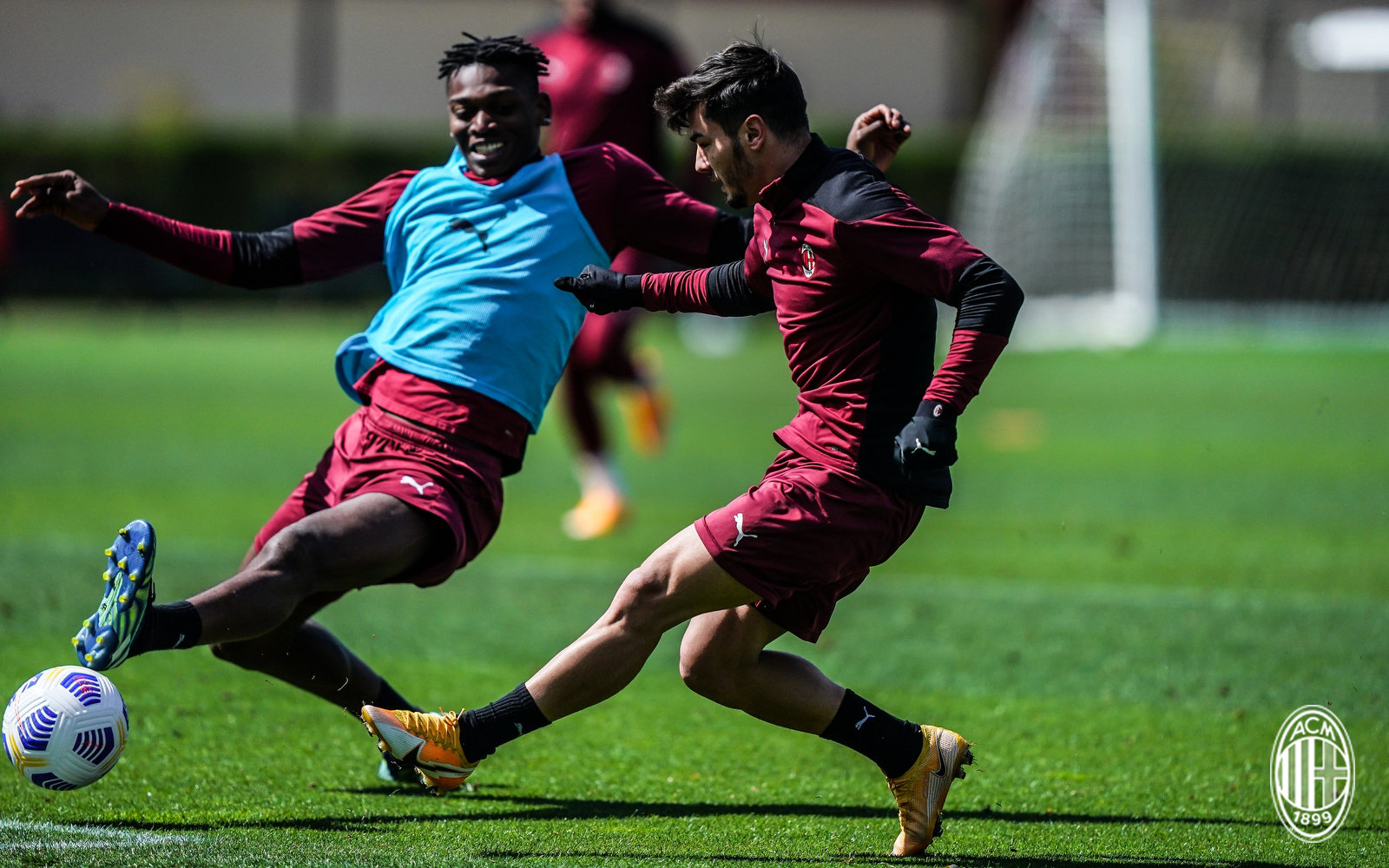 关于帕尔马队员备战对AC米兰的激烈对抗的信息 关于帕尔马队员备战对AC米兰的激烈对抗的信息