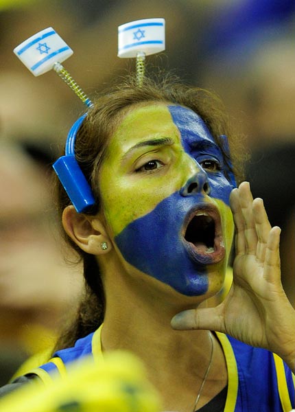 瓦伦西亚迎来惊险胜利，球迷疯狂庆祝