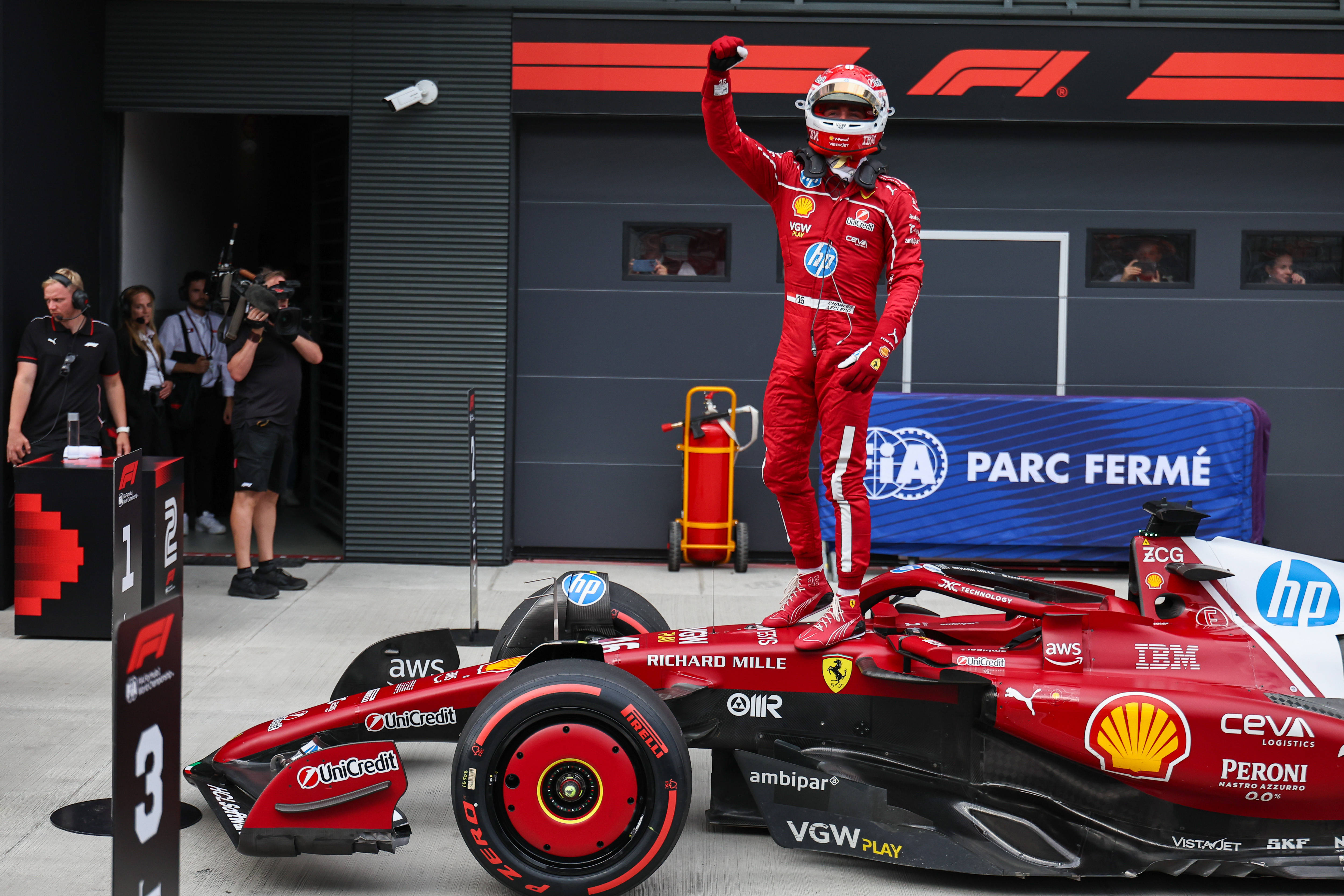 哈斯车队鏖战法拉利，勒克莱尔关键制胜