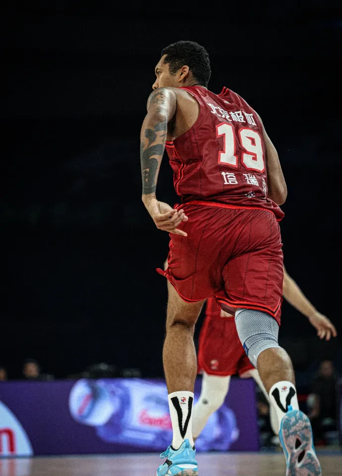 四川队力克76人，浓眉哥统治全场