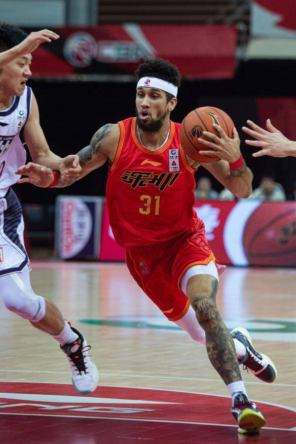 公牛完胜广州队，布克惊艳四座