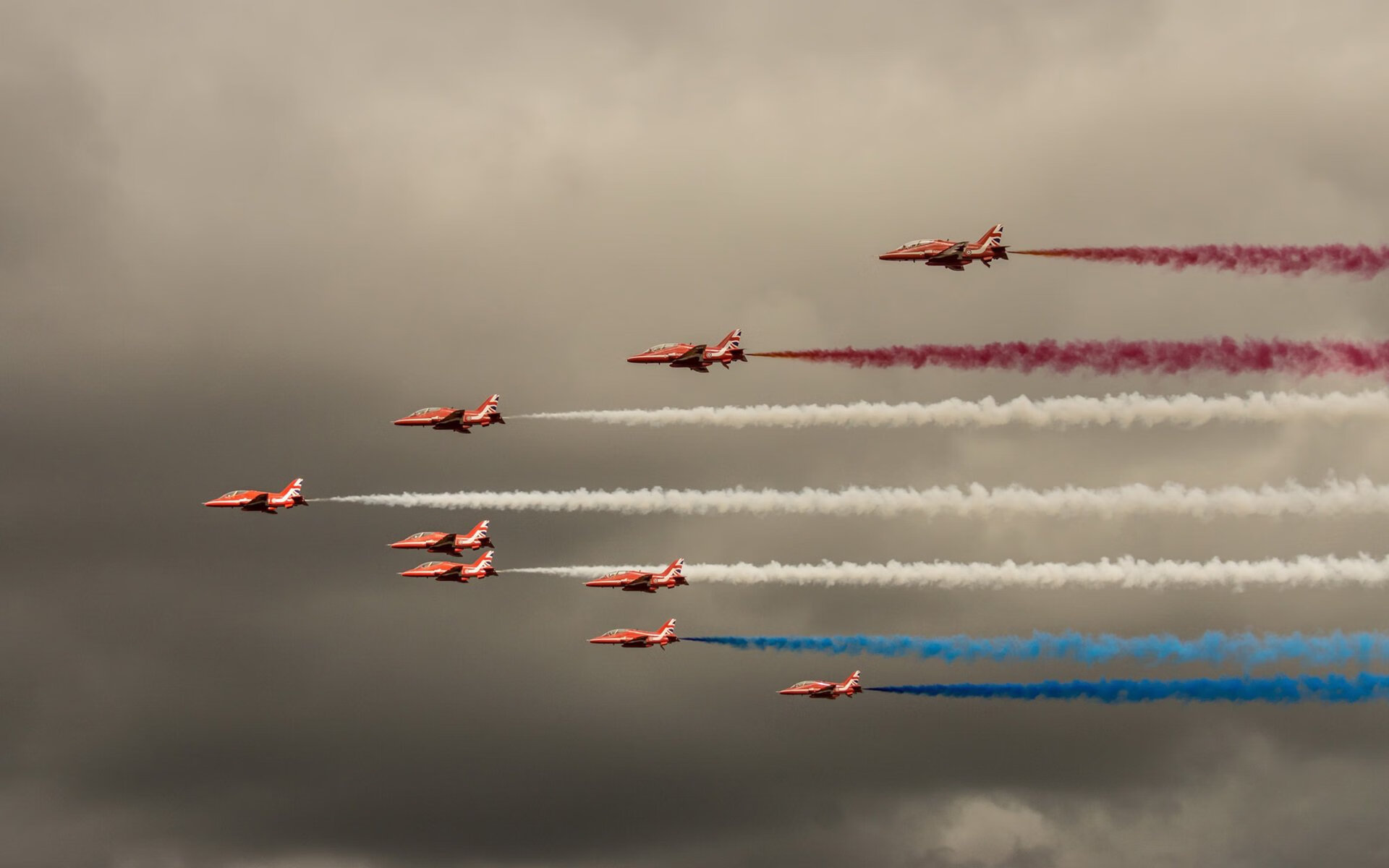 黑色方向盘上的压哨球