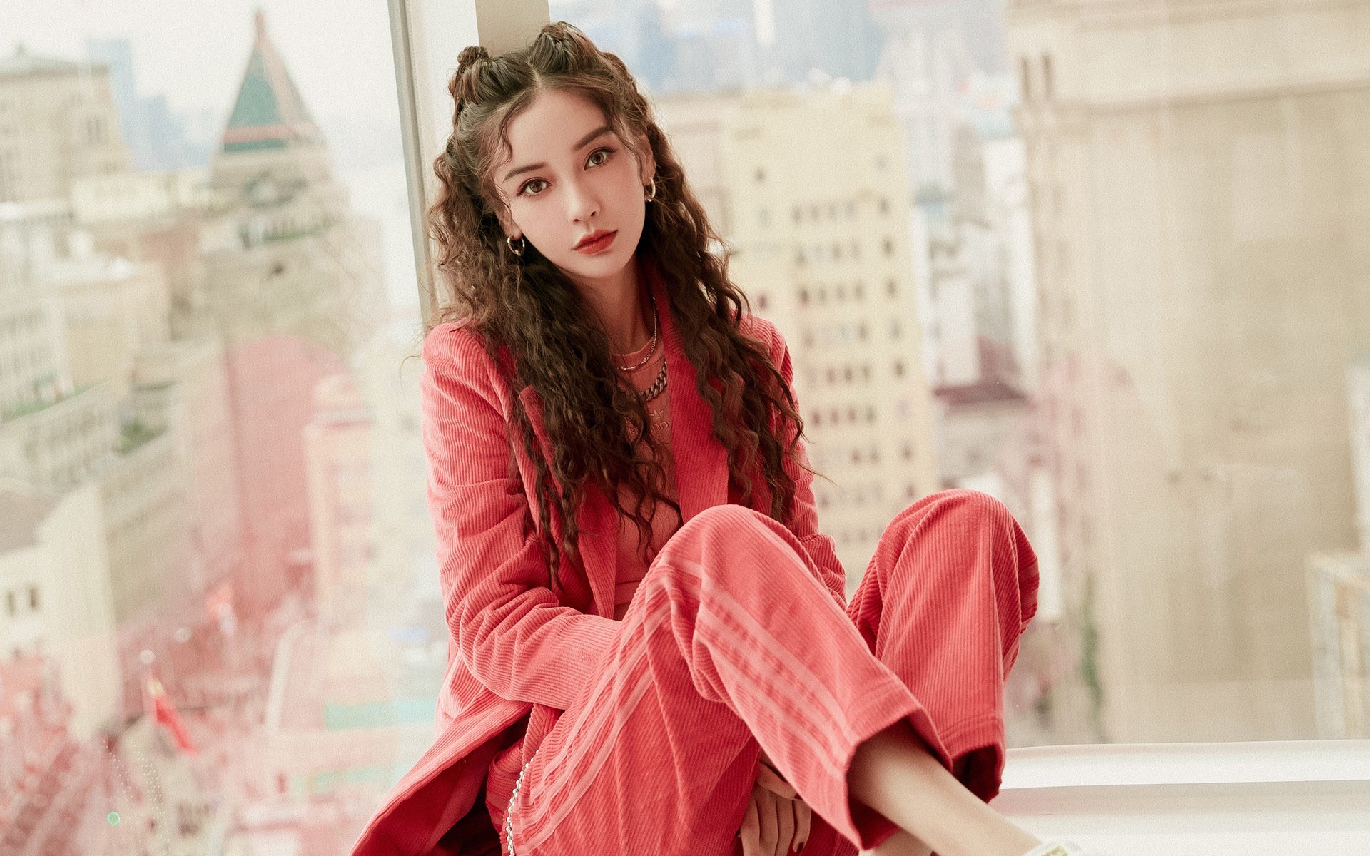 无形的锁链,从绿茵场上的环球迁徙到个体荣耀的刻写