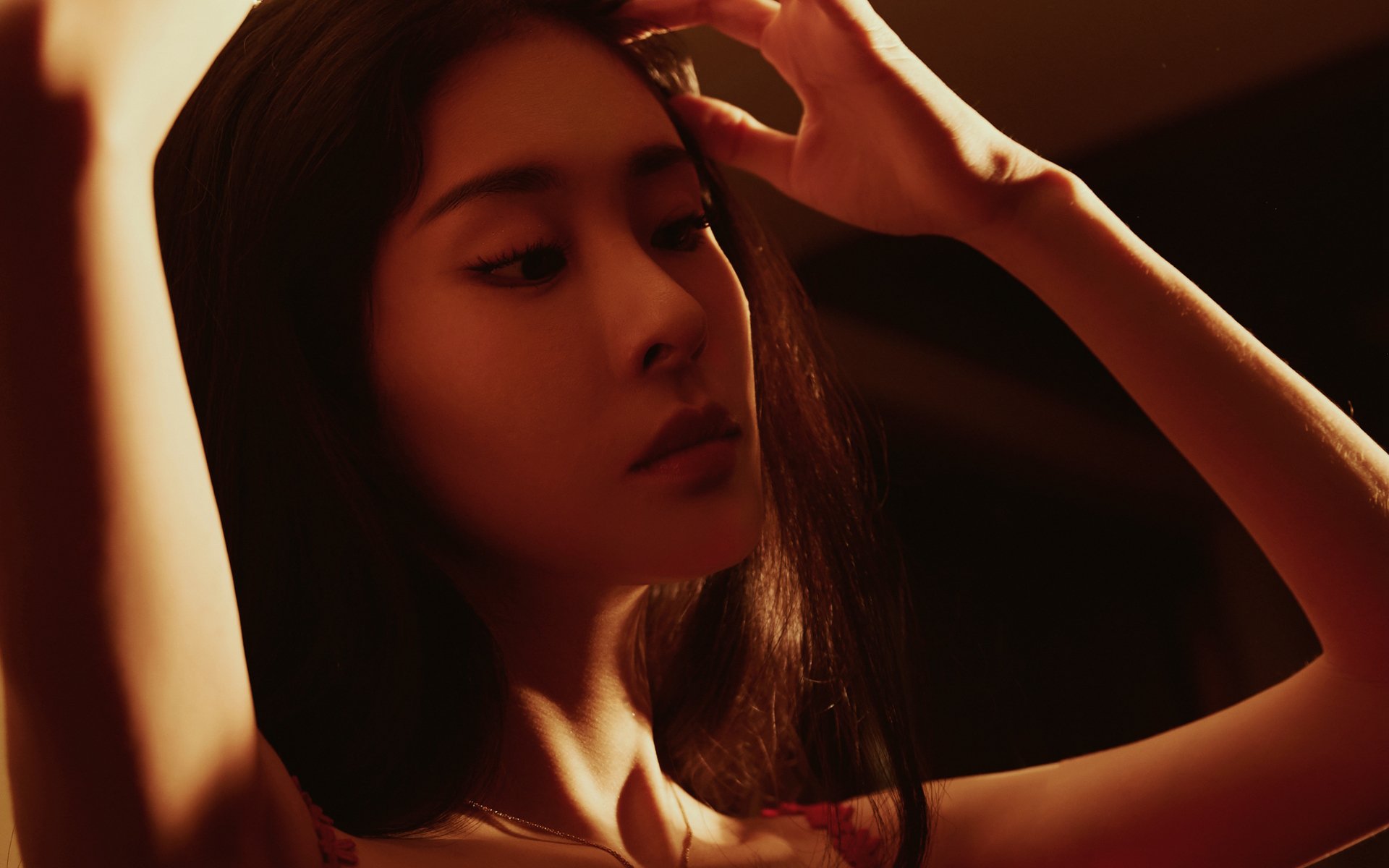 东决之夜，戈贝尔举起哑铃，当全世界等待他失声，他递上了最沉静的轰鸣